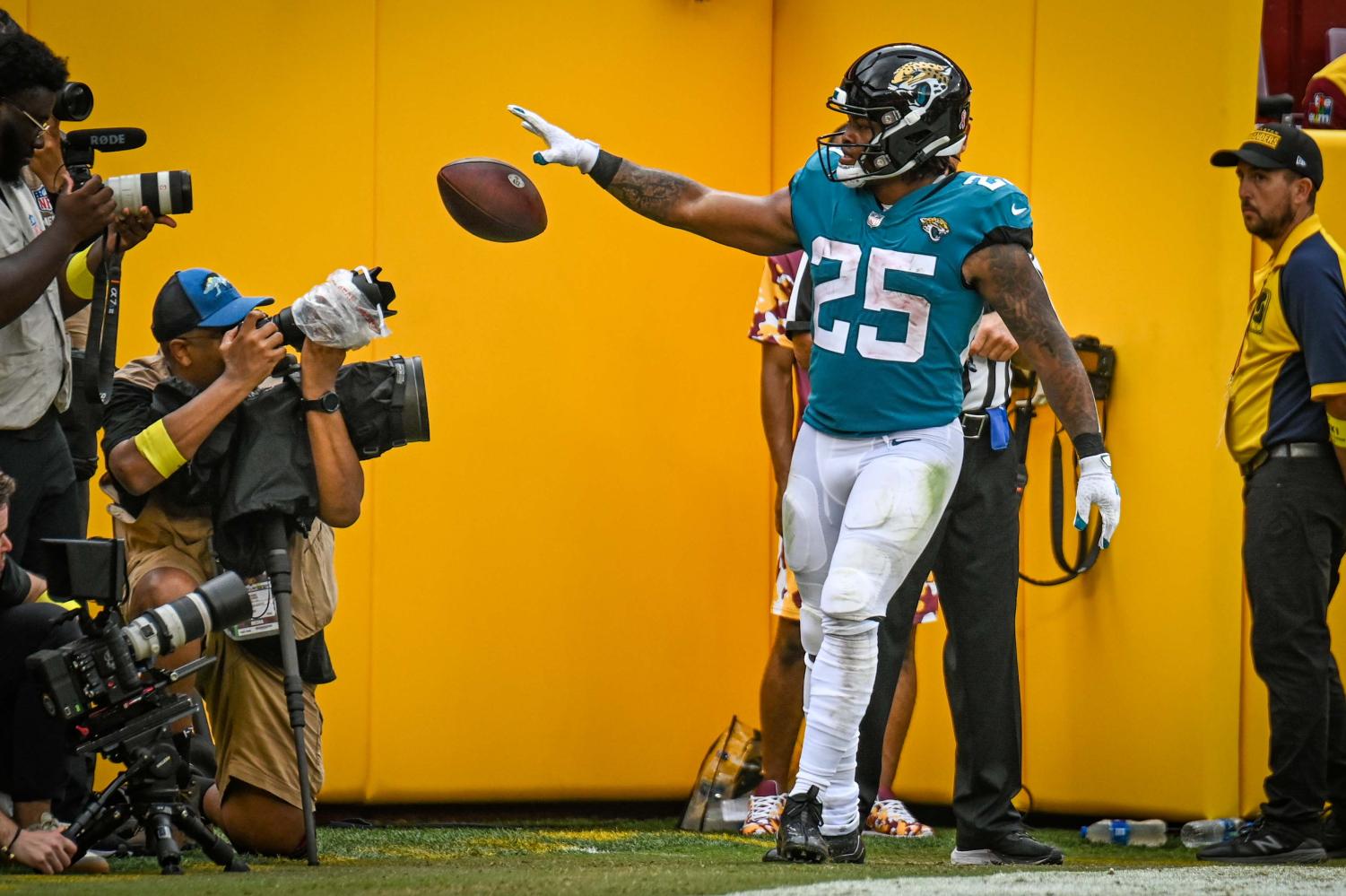 Jacksonville Jaguars trade James Robinson to New York Jets